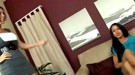 Парень лижет пизду подруги девушки и трахает двух телок