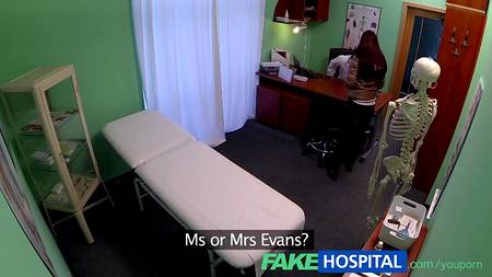 Врач гинеколог трахает молоденькую пациентку