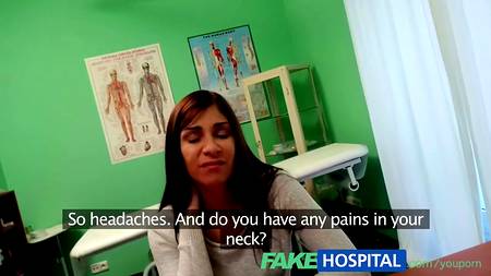 Врач гинеколог трахает молоденькую пациентку