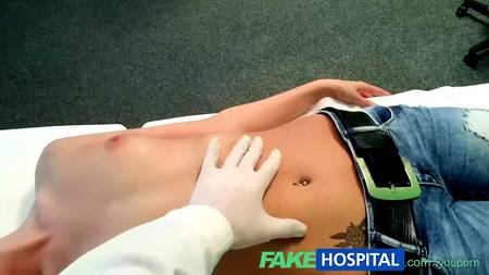 Доктор сказочно чпокнул пациентку на большой кушетке