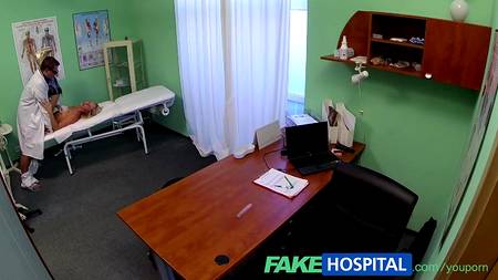 Доктор сказочно чпокнул пациентку на большой кушетке