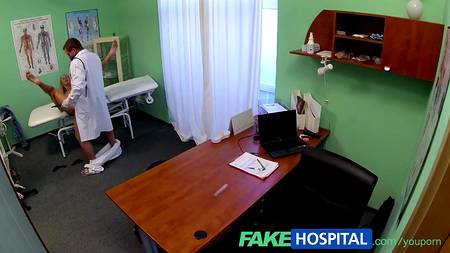 Доктор сказочно чпокнул пациентку на большой кушетке