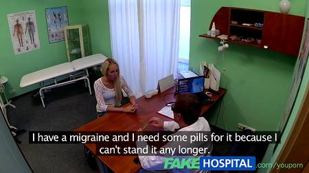 Доктор сказочно чпокнул пациентку на большой кушетке