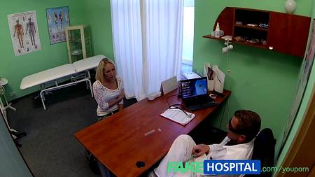 Доктор сказочно чпокнул пациентку на большой кушетке