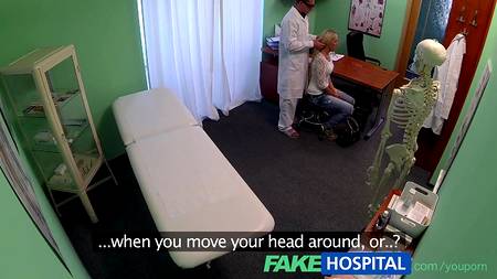 Доктор сказочно чпокнул пациентку на большой кушетке