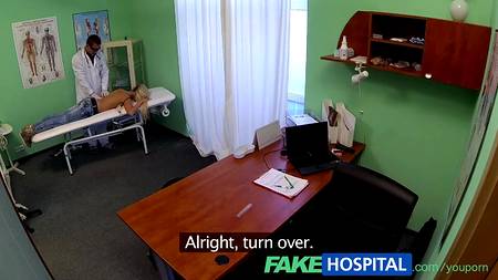 Доктор сказочно чпокнул пациентку на большой кушетке
