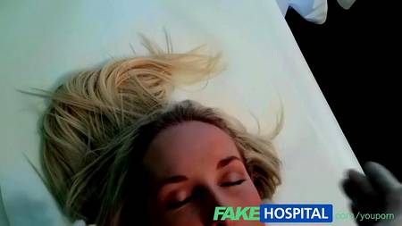 Доктор сказочно чпокнул пациентку на большой кушетке