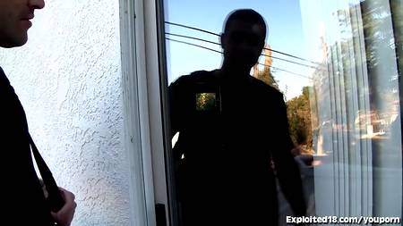 Длинный член мачо врывается в пухлую вагину брюнетки