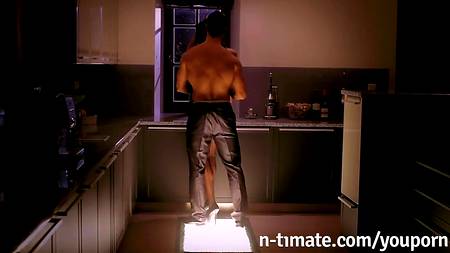 Загорелый качок всю ночь кувыркался с миловидной подругой