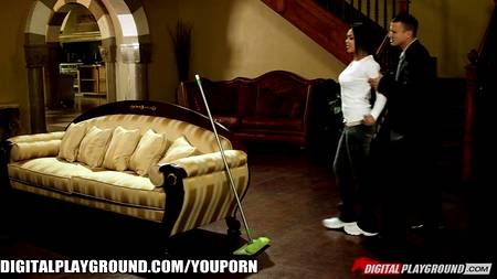 Сногсшибательная домработница не устояла перед детективом