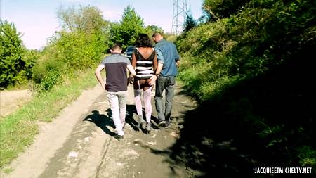 Белые парни оприходовали чернокожую сучку и кончили ей в рот