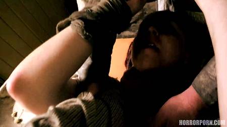 Молодые девчонки выполняют похотливые желания зрелой пары в стиле хоррор