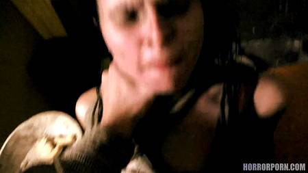Молодые девчонки выполняют похотливые желания зрелой пары в стиле хоррор