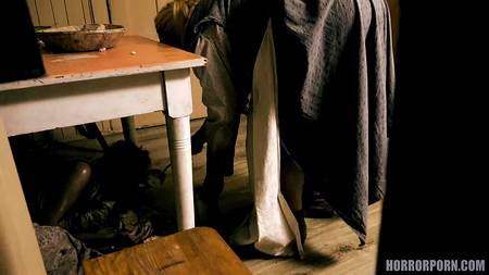 Молодые девчонки выполняют похотливые желания зрелой пары в стиле хоррор