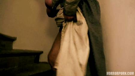 Молодые девчонки выполняют похотливые желания зрелой пары в стиле хоррор