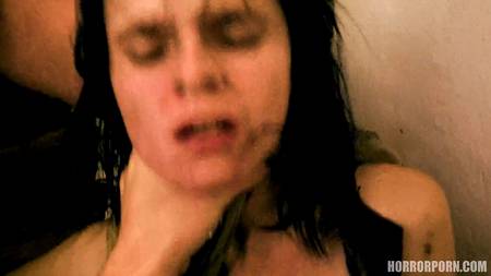 Молодые девчонки выполняют похотливые желания зрелой пары в стиле хоррор