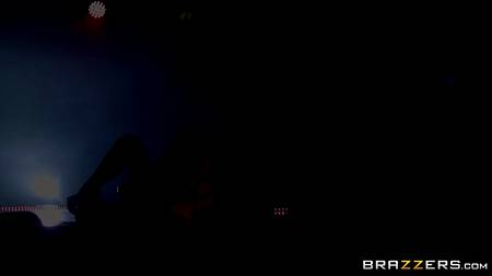 Грудастая стриптизерша запрыгнула на пенис богатого клиента