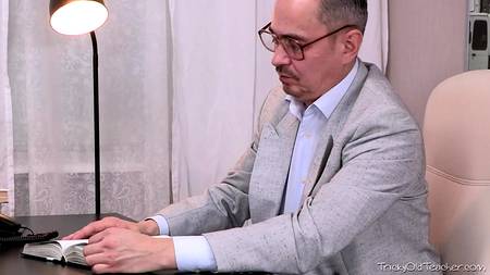 Старый препод отодрал русскую студентку и кончил во внутрь влагалища