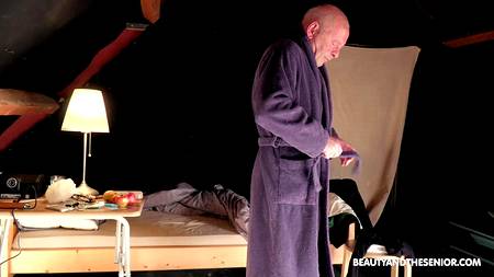 Старый дед вертит на члене худенькую молодуху с упругими сиськами