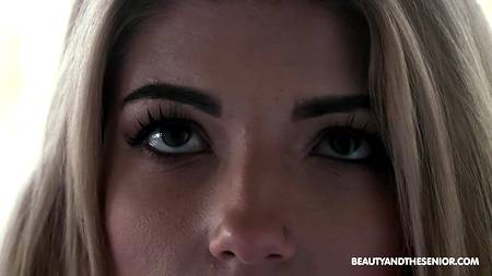 Старый дед вертит на члене худенькую молодуху с упругими сиськами