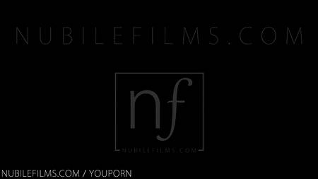 Секс с молодой блондинкой в кресле