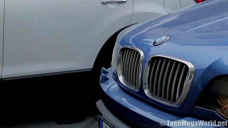 Опытный пихарь ублажает на диване сладко стонущую молодую телку