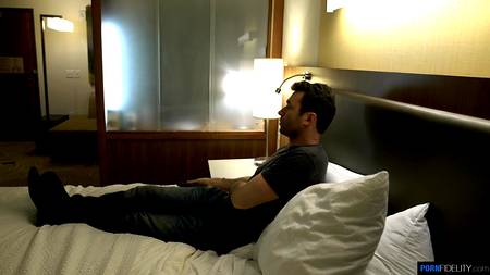 Ловелас жестко ебет в ванной комнате худенькую молодую блондинку