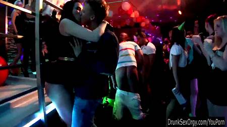 Неожиданная оргия на крутой вечернике