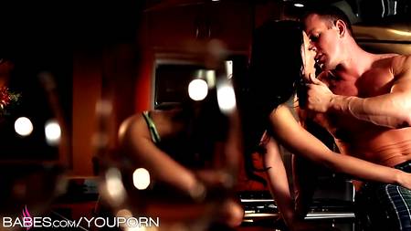 Мускулистый мужчина возбудил и трахнул симпатичную брюнетку