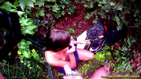 Русская шалава за деньги обслуживает в кустах