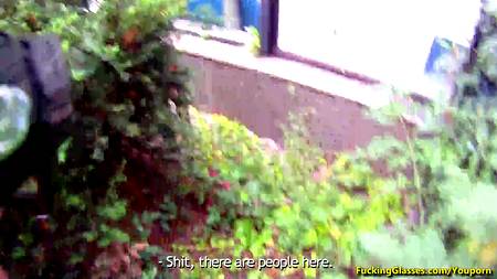 Русская шалава за деньги обслуживает в кустах