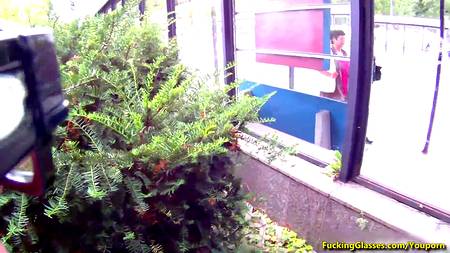 Русская шалава за деньги обслуживает в кустах