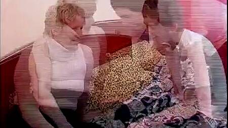 Молодой парень заглянул к зрелой соседке и поимел её