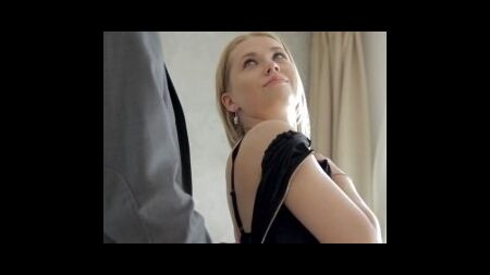 Накачанный парень познакомился с блондинкой с маленькими сиськами