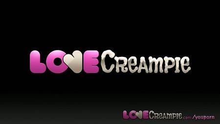 Приятно позабавиться с юной блондинкой