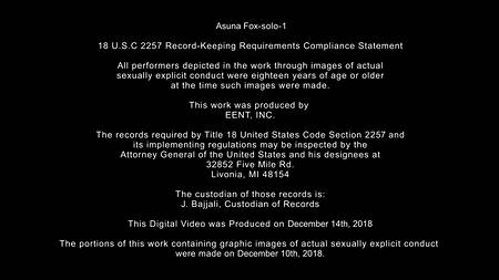 Стройная девушка нежно мастурбирует на кухне розовое влагалище