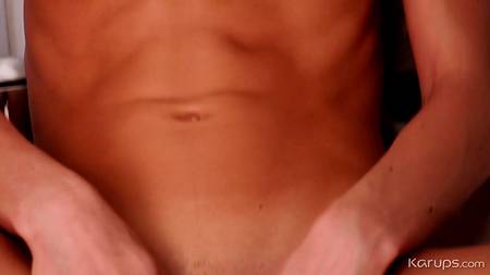 Стройная девушка нежно мастурбирует на кухне розовое влагалище