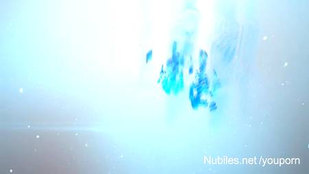 Симпатичный парень перчит молодую гимнастку