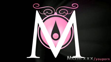 Седой мужчина познакомился с молодой и горячей блондой