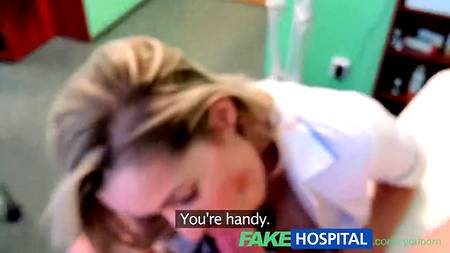 Доктор жарко расслабляется с послушной медсестрой