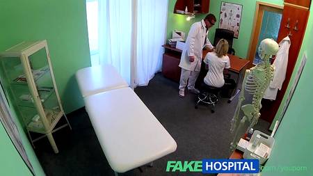 Доктор жарко расслабляется с послушной медсестрой