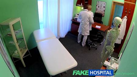 Доктор жарко расслабляется с послушной медсестрой