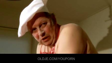 Блондинка соблазнила зрелого повара