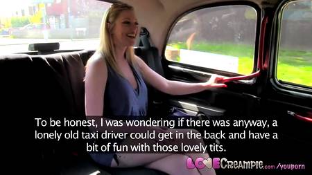 Блондинка отдалась таксисту на заднем сиденье