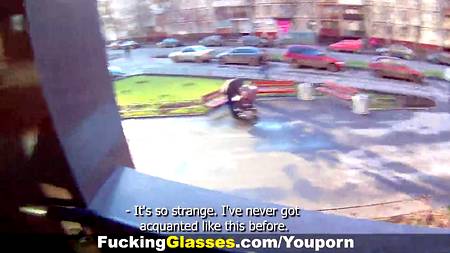 Красивый пикапер балуется с симпатичной студенткой