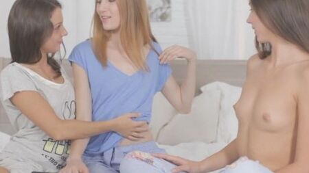 Русские девчонки устроили лесбийскую групповуху