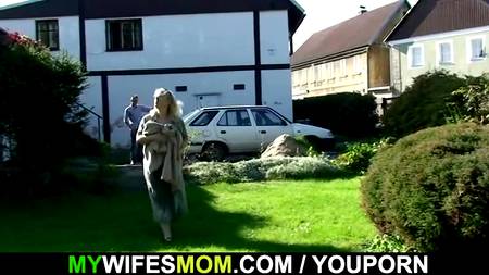 Теща совратила зятя на зеленом газоне