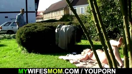 Теща совратила зятя на зеленом газоне