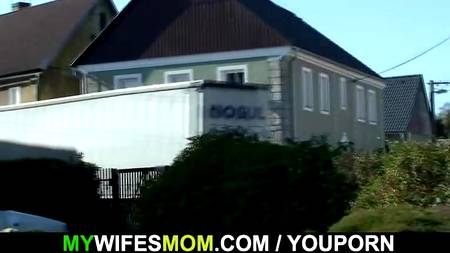 Теща совратила зятя на зеленом газоне