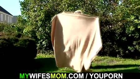 Теща совратила зятя на зеленом газоне